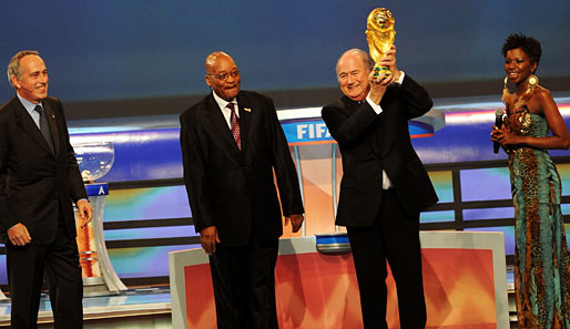 Sepp Blatter liebt die große Pose: Hier präsentiert der FIFA-Boss den WM-Pokal