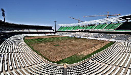 Das Free State Stadion in Bloemfontein wurde bereits 1952 erbaut und wird für die WM modernisiert und aufgestockt. 45.000 Fans finden hier Platz