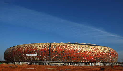 Oktober 2009: Das 200-Millionen-Euro-Wahrzeichen der WM ist fast fertig. Soccer City in Johannesburg. Die Farben der Hülle symbolisieren die afrikanische Erde