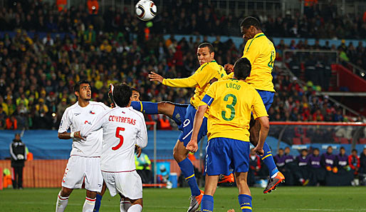 Die Führung von Brasilien: Nach einem Maicon-Eckball von der rechten Seite springt Juan am höchsten und köpft die Kugel unhaltbar ins Tor