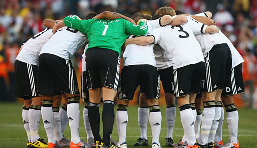 Deutschland - England 4:1: Vor 41.000 Zuschauern in Bloemfontein schwört sich die DFB-Elf vor dem Spiel im obligatorischen Spielerkreis auf die Partie gegen England ein