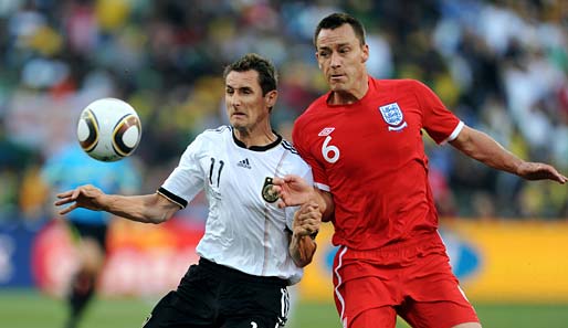 Hart umkämpftes Spiel nach der Pause. England beginnt besser und Lampard trifft die Latte, aber die Deutschen fangen sich. Hier fightet Klose gegen Terry