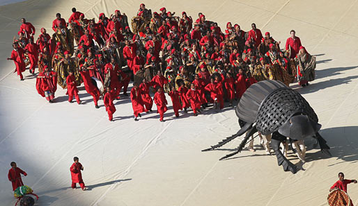 Die Südafrikaner widmen den Beginn der Feier einem überdimensionalen Käfer. Er steht als Symbol für das Gute und soll Glück über die Weltmeisterschaft bringen