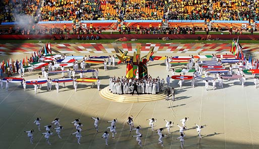 Traditionell werden die Flaggen aller WM-Teilnehmer in eine der zentralen Choreographien eingebaut. Deutschland sticht mit seinem Gold heraus