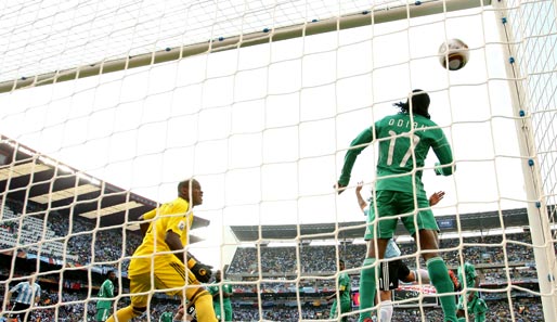 Argentinien - Nigeria 1:0: Keine sechs Minuten waren gespielt, da klingelte es schon im Kasten der Afrikaner