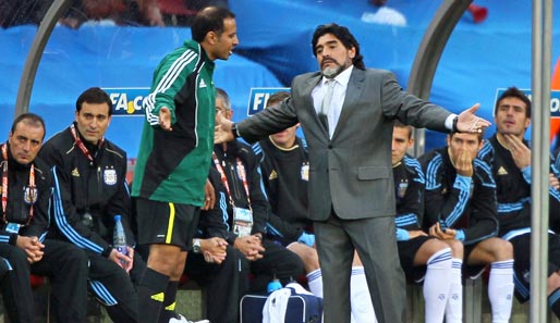 Feiner Zwirn, Herr Maradona! Die Hand Gottes macht im Sakko eine gute Figur