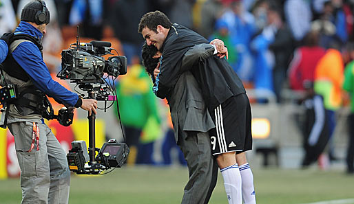 Für seine Gala wurde Higuain von Trainer Diego Maradona ordentlich umarmt
