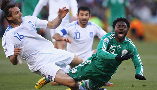 Griechenland - Nigeria 2:1: Im Spiel der letzten Chance schenkten sich beide Teams nichts. Hier grätscht Sotirios Kyrgiakos Lukman Haruna weg