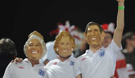 England - USA 1:1: Viel Prominenz im Stadion - oder zumindest die Ebenbilder. Queen Elizabeth, Maggie Thatcher und Prinz Charles