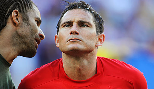 David James flüstert Frank Lampard irgendetwas ins Ohr. Lampard scheint wenig beeindruckt davon