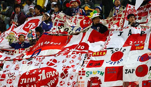 Dänemark - Japan 1:3: Das Stadion war in Rot-Weiß getaucht. Ob die japanischen Fans bei diesem Flaggenmehr den Durchblick behielten ist nicht bekannt