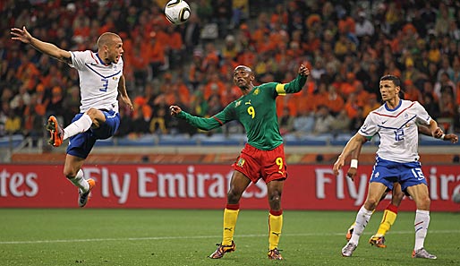 Sneijder (l.) und Eto'o (M.) haben im Mai noch gemeinsam die Champions League geholt. Boulahrouz war damals wie jetzt Zuschauer