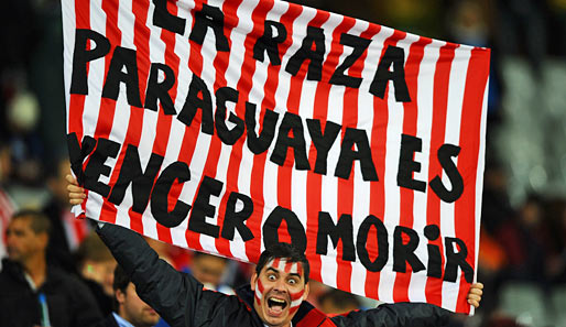 Dieser Paraguay-Fan hält das selbstformulierte Landes-Credo hoch: Siegen oder Sterben. Und was ist mit Unentschieden? Hm?