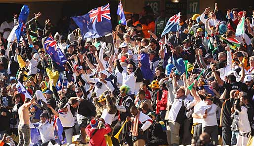Auch sie können es nicht glauben: Die Neuseeland-Fans feiern den ersten WM-Punkt im ersten WM-Spiel der All Blacks
