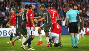 Kurz darauf klingelte es dann auf der anderen Seite. Torschütze Thomas Müller schwingt das Tanzbein, Mesut Özil und Mario Götze kommen gratulieren