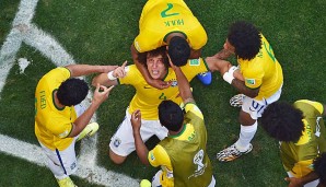 David Luiz lässt sich für sein vermeintliches Führungstor feiern...