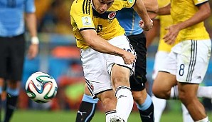 KOLUMBIEN - URUGUAY 2:0: Der erste Streich von James Rodriguez. Ball mit der Brust annehmen und mit links volley hufen