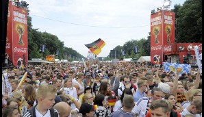 Am 15. Juli 2014 erwarteten Hunderttausende unsere Weltmeister schon in den frühen Morgenstunden in Berlin - um 10 Uhr war die Fanmeile bereits dicht!