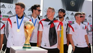 Posieren mit dem Pokal - Besonders elegant: Toni Kroos mit den Händen in den Taschen