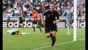 Dort trifft Klose zweifach, Müller markiert das 1:0. Am Ende scheidet Deutschland im Halbfinale gegen Spanien aus