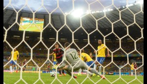 Das Tor, das Geschichte schreibt! Ausgerechnet gegen Brasilien trifft Klose zum zwischenzeitlichen 2:0 und überholt damit Ronaldo in der ewigen WM-Torschützenliste