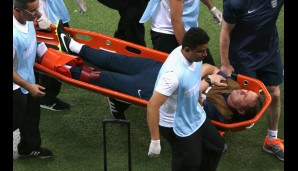 Schrecksekunde auf der Bank der Engländer: Physiotherapeut Gary Lewin verletzte sich beim Jubel nach dem 1:1 am Knöchel und musste abtransportiert werden