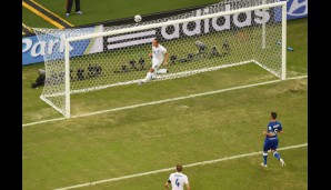 Mario Balotelli - hier noch nicht im Bild - hätte um ein Haar ein geniales Tor geschossen, doch seinen Heber aus spitzem Winkel retteten die Engländer auf der Linie