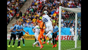 URUGUAY - ENGLAND 2:1: Nach seiner legendär schlechten Ecke gegen Italien hatte Wayne Rooney auch gegen Uruguay zunächst kein Glück. Aus einem halben Meter scheiterte der Stürmer an der Latte...