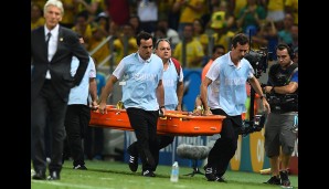 Neymar musste nach einem Foul mit der Trage abtransportiert werden