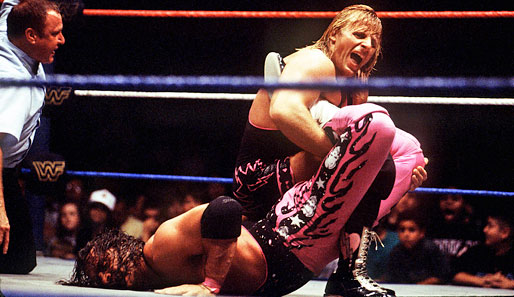 Mit dabei ist sicher auch sein legendäres Duell gegen Bruder Owen Hart, der später leider bei einem Unfall im Ring verstorben ist