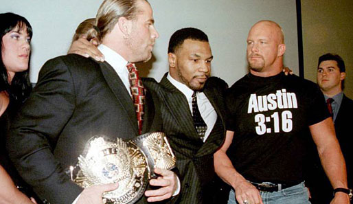 Shawn Michaels und Steve Austin verband eine erbitterte Rivalität. Hier muss Ex-Boxer Mike Tyson schlichten