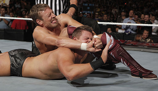 Mit dem nach Ivan LeBell benannten LeBell Lock, einem Omoplata Crossface, zwang Daniel Bryan (o.) auch schon den amtierenden WWE-Champ The Miz zur Aufgabe
