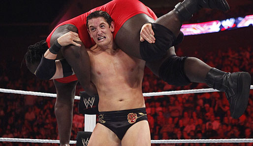 Der Sieger der ersten NXT-Staffel, Wade Barrett, bei der Ausführung seines Finishers Wasteland gegen den ehemaligen Olympia-Teilnehmer und Raw-Superstar Mark Henry