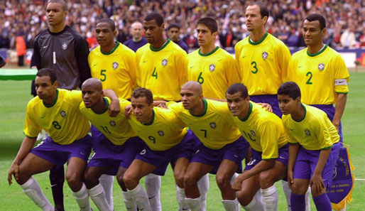 Ze Roberto (2.v.u.l.), mit vollem Namen Jose Roberto da Silva Junior, spielte bereits vor seiner Zeit im Rheinland für Brasilien. Sein Debüt feierte er dort 1996