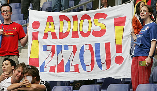 Egal wo er spielte, Zizou begeisterte die Fans aller Nationen. Hier verabschieden sich zwei Fans auf spanisch vom Sohn algerischer Einwanderer