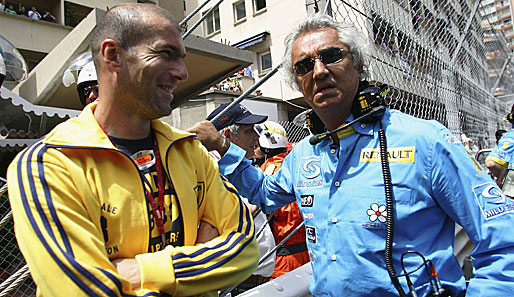 Zwei schillernde Figuren der internationalen Sportszene Seite an Seite. Zizou zu Gast bei der Formel 1 und dem damaligen Renault-Teamchef Flavio Briatore (r.)