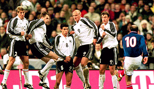 Wenn Zidane (r.) zum Freistoß antrat, zitterten die gegnerischen Spieler. Hier ist es die deutsche Nationalmannschaft im Jahr 2001