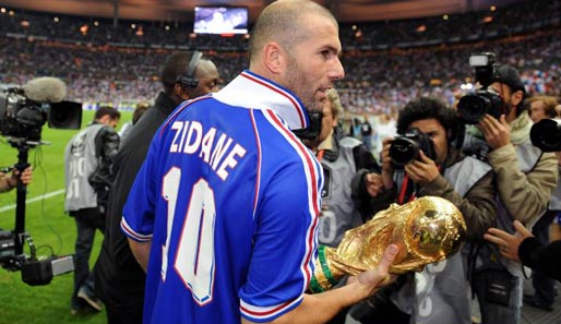 Zizou mit dem Weltmeister-Pokal. Selten hat ein Spieler eine Nationalmannschaft so sehr geprägt, wie Zidane seine Franzosen bei der Heim-WM 1998