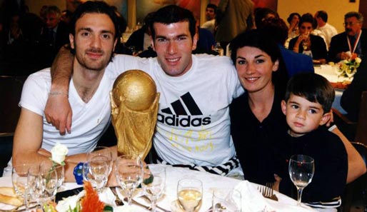 Veronique Zidane (2. v. r.), Sohnemann Enzo (r.), Mitspieler Christophe Dugarry (l.) und Zinedine selbst, ließen es sich beim Bankett so richtig gut gehen