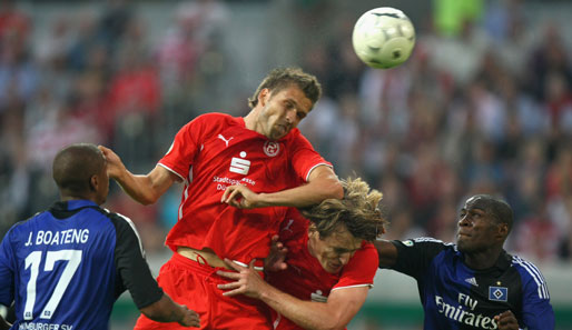 Auf Leihbasis hat sich Fortuna Düsseldorf die Dienste von Dmitri Bulykin (2.v.r.) gesichert. Der Stürmer steht bis Sommer 2012 in Anderlecht unter Vertrag