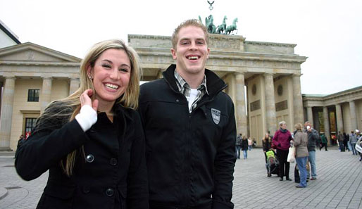 T.J. Mulock mit seiner Freundin beim Berlin-Sightseeing am Brandenburger Tor