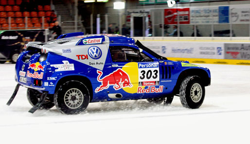 Das Rallye-Auto grub mit den Spikes an den Reifen tiefe Ritzen in das Eis