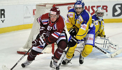 Robin Grossmann (M.) und Goalie Reto Berra (r.) vom HC Davos setzten sich gegen Gints Meija und Dinamo Riga durch