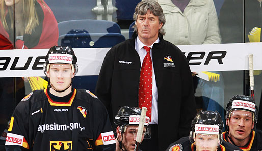 Jakob Kölliker (M.) ist seit 2011 Trainer der deutschen Eishockey Nationalmannschaft
