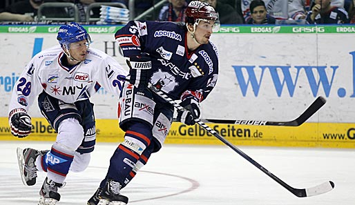 Daniel Weiss (r.) und die Eisbären haben das erste Finalspiel gegen die Adler Mannheim gewonnen