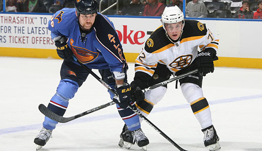 Mittelstürmer Jamie Arniel (r.) wechselt von den Boston Bruins zu den Eisbären Berlin