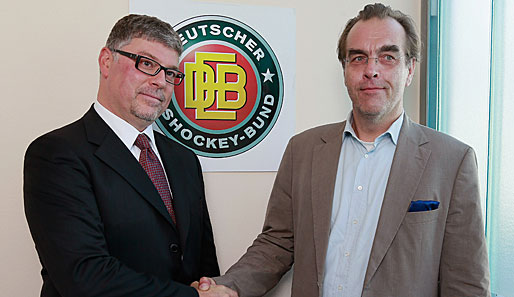 Pat Cortina (l.) ist neben Bundestrainer auch DEB-Sportdirektor - das gefällt Uwe Harnos nicht (r.)