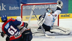 Dimitrij Kotschnew (r.) wird künftig nur noch für die Hamburg Freezers auf dem Eis stehen