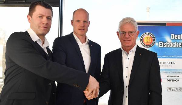 Ein Bild aus glücklichen Zeiten: Stefan Schaidnagel mit Bundestrainer Toni Söderholm und Ex-Präsident Franz Reindl.