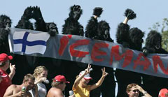 Räikkönen-Fans in Gorilla-Kostümen